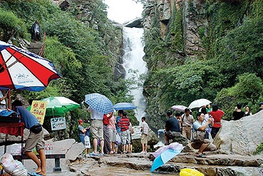 連云港漁灣風景區 飛瀑流泉引客來，自然勝境展新顏